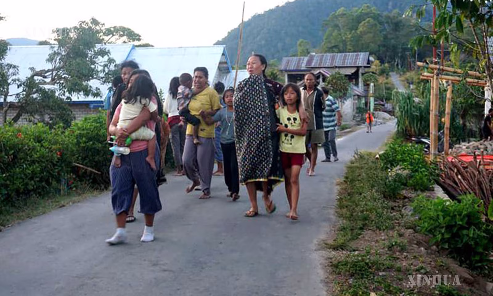 အင်ဒိုနီးရှားနိုင်ငံ Flores ကျွန်း၌ နေထိုင်သူများက နေအိမ်များမှ ဘေးလွတ်ရာသို့ ထွက်ခွာနေသည်ကို
၂၀၂၆ ခုနှစ် ဩဂုတ် ၁၅ ရက်က တွေ့ရစဉ် (ဆင်ဟွာ)