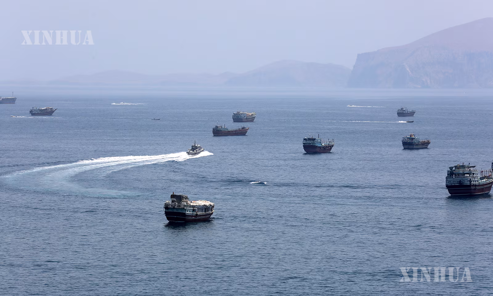 အိုမန်နိုင်ငံ မြောက်ပိုင်း Khasab မြို့လေးတွင် ရိုက်ကူးသော ဟော်မုဇ်ရေလက်ကြား တောင်ဘက်ခြမ်း လက်ရှိအခြေအနေအား ၂၀၂၆ ခုနှစ် ဇွန် ၂၀ ရက်က တွေ့ရစဉ် (ဆင်ဟွာ)