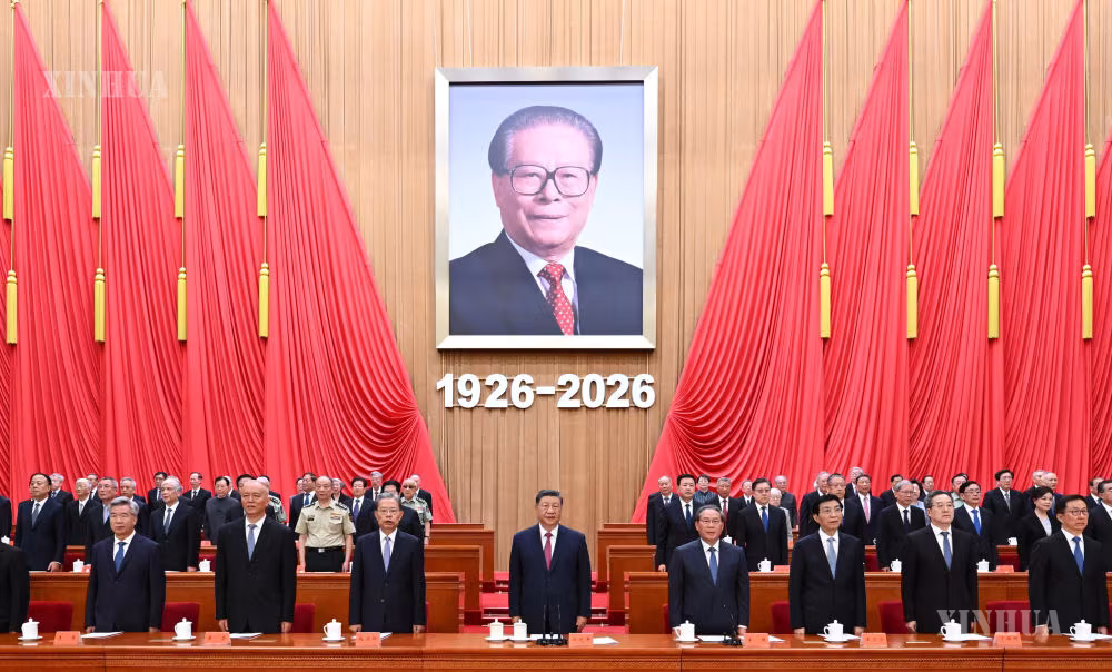 တရုတ်နိုင်ငံ ပေကျင်းမြို့၌ ကျင်းပသည့် ကျန်ဇီမင်း၏ မွေးနေ့ရာပြည့် အထိမ်းအမှတ် အခမ်းအနားသို့ တရုတ်ကွန်မြူနစ်ပါတီ ဗဟိုကော်မတီ အထွေထွေအတွင်းရေးမှူးချုပ်၊ နိုင်ငံတော်သမ္မတ၊ ဗဟိုစစ်ကော်မရှင် ဥက္ကဋ္ဌ ရှီကျင့်ဖိန် ၂၀၂၆ ခုနှစ် ဩဂုတ် ၁၇ ရက် နံနက်ပိုင်းက တက်ရောက်၍ အရေးကြီးအမှာစကားပြောကြားနေစဉ် (ဆင်ဟွာ)