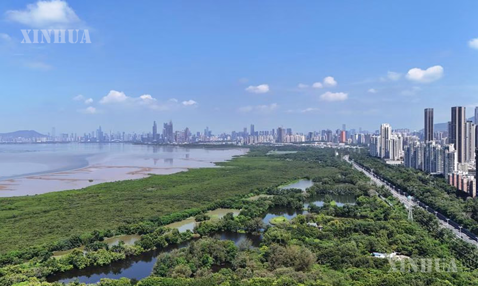 တရုတ်နိုင်ငံ တောင်ပိုင်း ကွမ်တုန်းပြည်နယ် ဆန်းကျန့်မြို့ရှိ ဖူထျန် စိမ့်မြေအရပ်ကို ၂၀၂၆ ခုနှစ် ဇူလိုင် ၂၃ ရက်က ဝေဟင်မှ ဒရုန်းဖြင့်ရိုက်ကူးထားသော ဓာတ်ပုံ၌ တွေ့ရစဉ် (ဆင်ဟွာ)