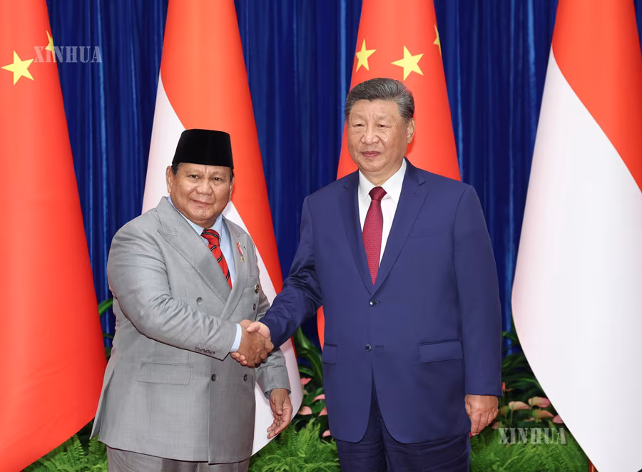 တရုတ်နိုင်ငံ သမ္မတ ရှီကျင့်ဖိန်နှင့် တရုတ်နိုင်ငံသို့ သီးသန့်လာရောက်၍ တရုတ်ပြည်သူများ ဖက်ဆစ်ဂျပန် ခုခံတော်လှန်ရေးစစ်ပွဲနှင့် ကမ္ဘာ့ဖက်ဆစ်တော်လှန်ရေးစစ်ပွဲ အောင်နိုင်ခြင်း နှစ် ၈၀ ပြည့် အထိမ်းအမှတ် အခမ်းအနား တက်ရောက်သော အင်ဒိုနီးရှားနိုင်ငံ သမ္မတ ပရာဘိုဝို ဆူဘီယန်တို တို့ တရုတ်နိုင်ငံ ပေကျင်းမြို့ရှိ ပြည်သူ့ခန်းမဆောင်၌ ၂၀၂၅ ခုနှစ် စက်တင်ဘာ ၃ ရက် ညနေပိုင်းက တွေ့ဆုံဆွေးနွေးစဉ် (ဆင်ဟွာ)