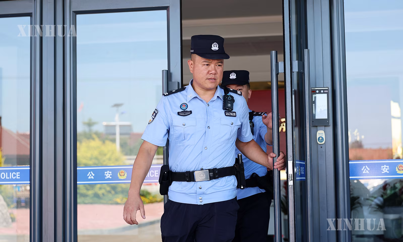 တရုတ်နိုင်ငံ လျောင်နင်ပြည်နယ် သန်းတုန်းမြို့ နယ်စပ်ဒေသ စီမံခန့်ခွဲမှု အဖွဲ့ခွဲ မာစစ်မြို့ နယ်စပ်ရဲစခန်း ပြည်သူ့ရဲ လီဖုန် (အရှေ့) က လုပ်ဖော်ကိုင်ဖက်နှင့်အတူ တာဝန်ထမ်းဆောင်ရန် ထွက်ခွာသွားသည်ကို ၂၀၂၆ ခုနှစ် ဩဂုတ် ၁၀ ရက်က တွေ့ရစဉ် (ဆင်ဟွာ)
