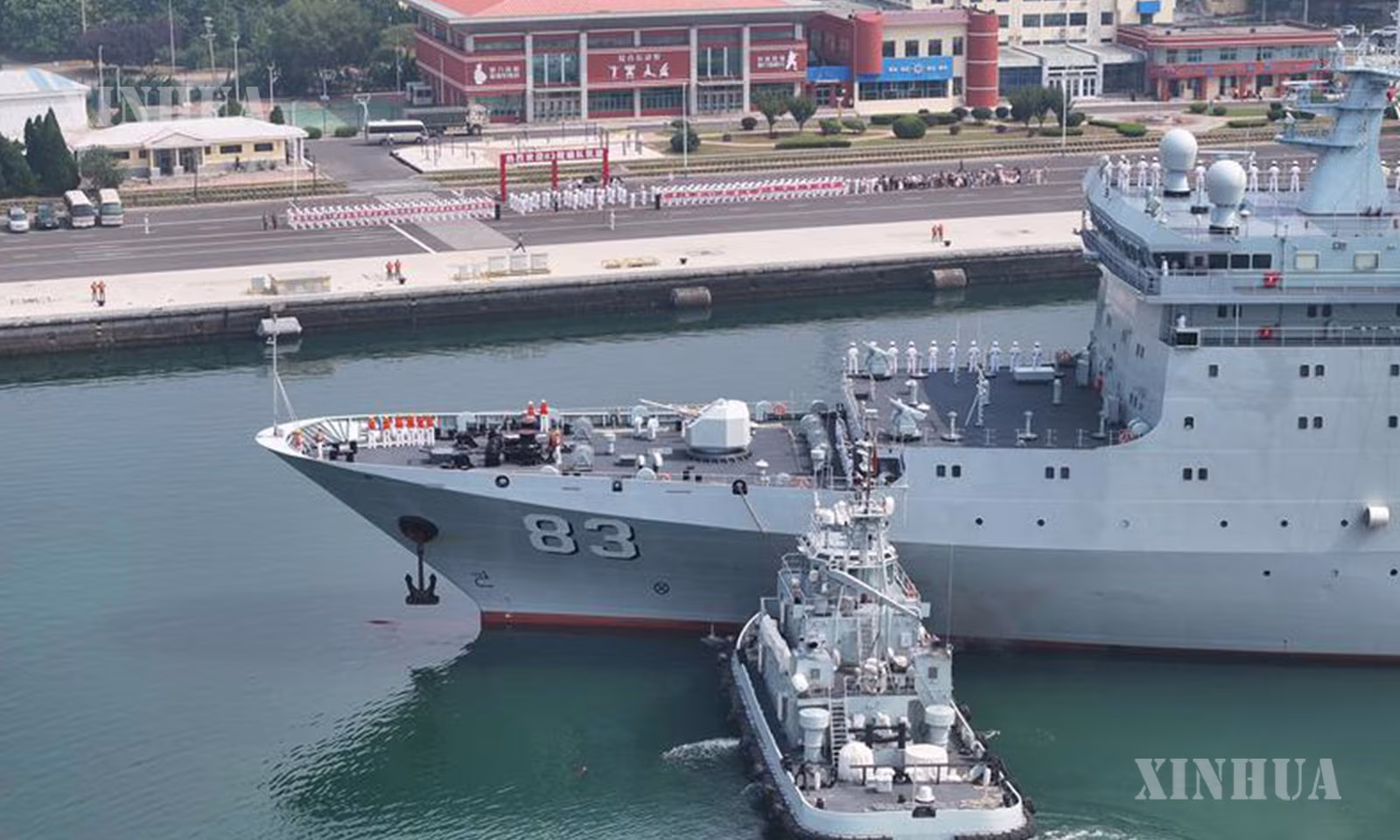 တရုတ်ပြည်သူ့လွတ်မြောက်ရေးတပ်မတော် (PLA) ရေတပ် ချီးကျိကွမ်း သင်္ဘောကြီးအား တရုတ်နိုင်ငံ တာ့လျန်မြို့ စစ်ဘက်ဆိုင်ရာဆိပ်ကမ်းတစ်ခုတွင် တွေ့ရစဉ် (ဆင်ဟွာ)