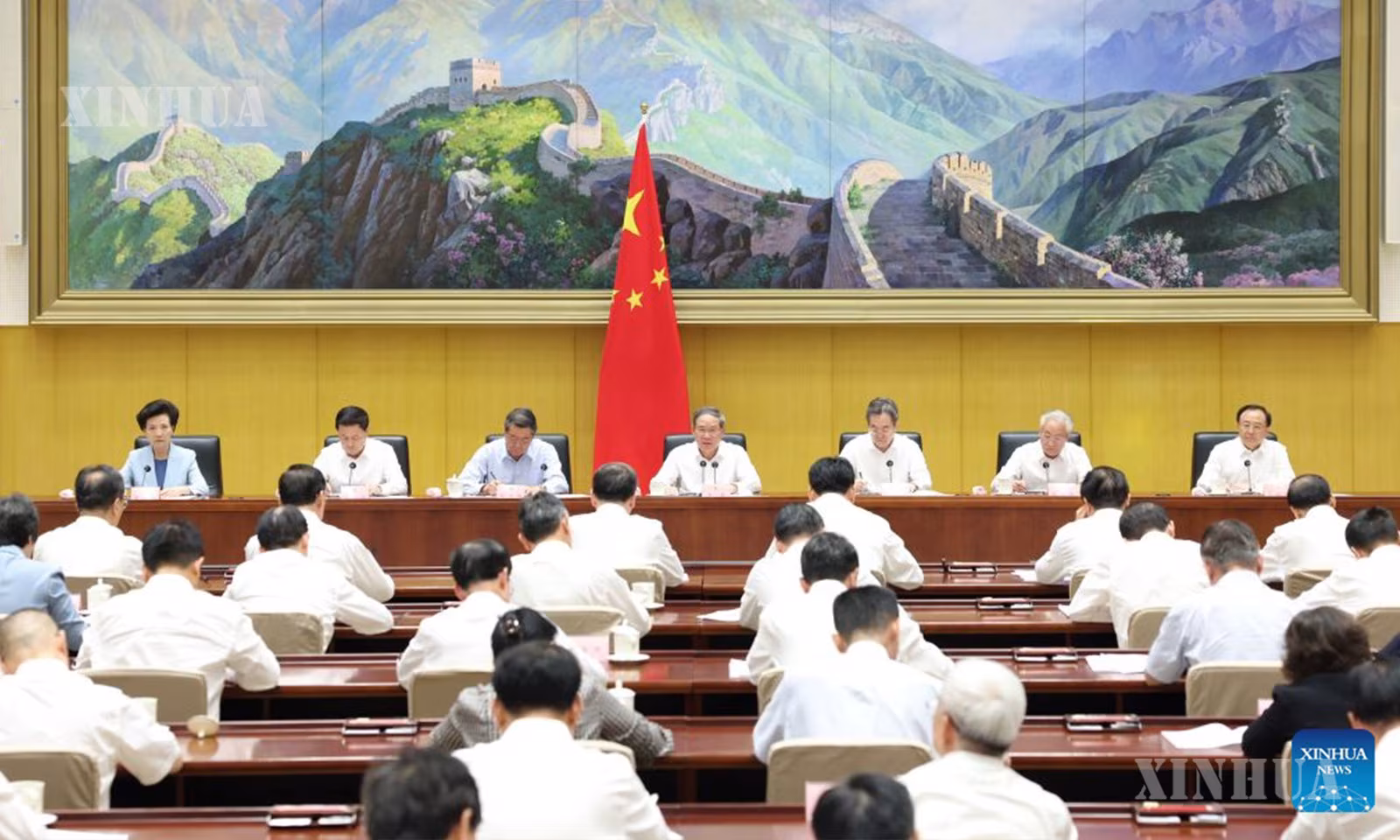 တရုတ်နိုင်ငံ ဝန်ကြီးချုပ် လီချန် တရုတ်နိုင်ငံ နိုင်ငံတော်ကောင်စီ မျက်နှာစုံညီ အစည်းအဝေးအား သဘာပတိအဖြစ် ကြီးမှူးကျင်းပနေပုံကို ၂၀၂၆ ခုနှစ် ဩဂုတ် ၁၇ ရက်က တွေ့ရစဉ် (ဆင်ဟွာ)