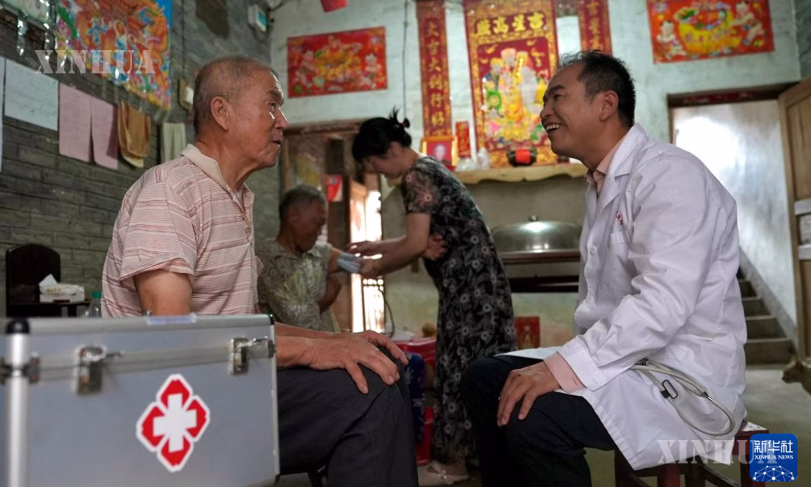 ချန်ကွေ့ဖိန် ဇနီးမောင်နှံက ဒေသခံရွာသူရွာသားများအိမ်သို့ သွားရောက်ကုသပေးနေသည်ကို ၂၀၂၆ ခုနှစ် ဩဂုတ် ၁၃ ရက်က တွေ့ရစဉ် (ဆင်ဟွာ)