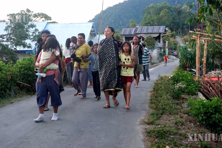အင်အားပြင်းငလျင်လှုပ်ခတ်ချိန်တွင် ဓာတ်မီးဖြင့် ခွဲစိတ်ကုသမှုလုပ်ဆောင်ရင်း ဆရာဝန်က အင်ဒိုနီးရှား အသက်ကြီး ကိုယ်ဝန်ဆောင် အမျိုးသမီးအား ကလေးမွေးဖွားပေး