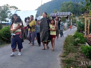 အင်အားပြင်းငလျင်လှုပ်ခတ်ချိန်တွင် ဓာတ်မီးဖြင့် ခွဲစိတ်ကုသမှုလုပ်ဆောင်ရင်း ဆရာဝန်က အင်ဒိုနီးရှား အသက်ကြီး ကိုယ်ဝန်ဆောင် အမျိုးသမီးအား ကလေးမွေးဖွားပေး