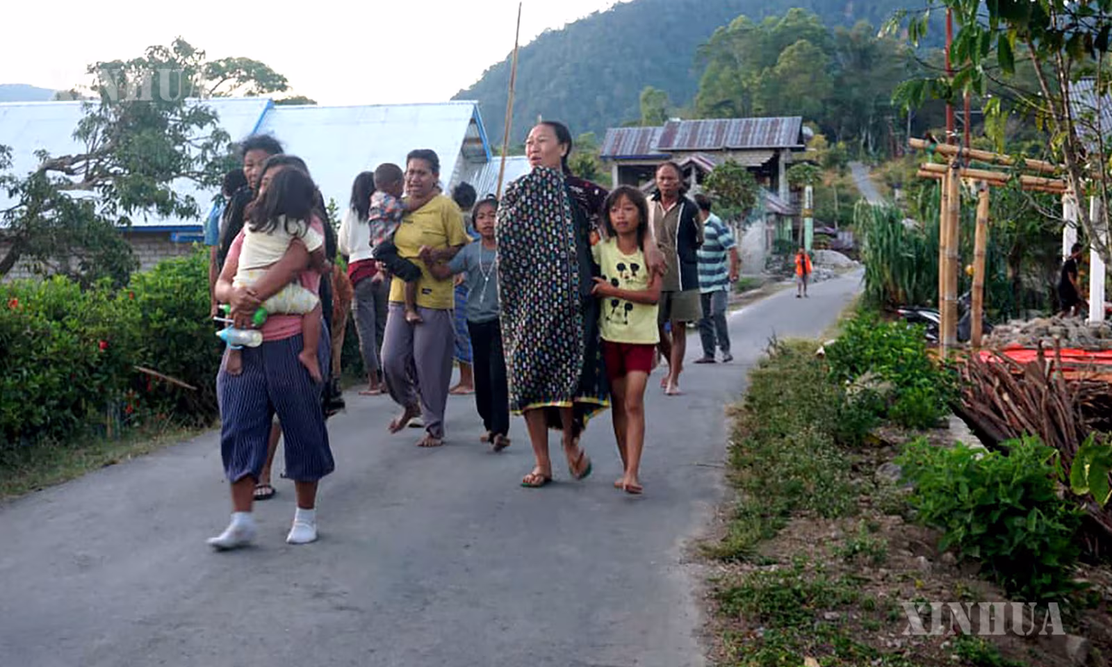 အင်ဒိုနီးရှားနိုင်ငံ ဖလော်ရက်စ်ကျွန်းတွင် ငလျင်လှုပ်ခတ်ပြီးနောက် နေအိမ်မှ ဘေးအန္တရာယ် ရှောင်တိမ်းရန် ထွက်ခွာလာသော ပြည်သူများကို ၂၀၂၆ ခုနှစ် ဩဂုတ် ၁၅ ရက်က တွေ့ရစဉ် (ဆင်ဟွာ)