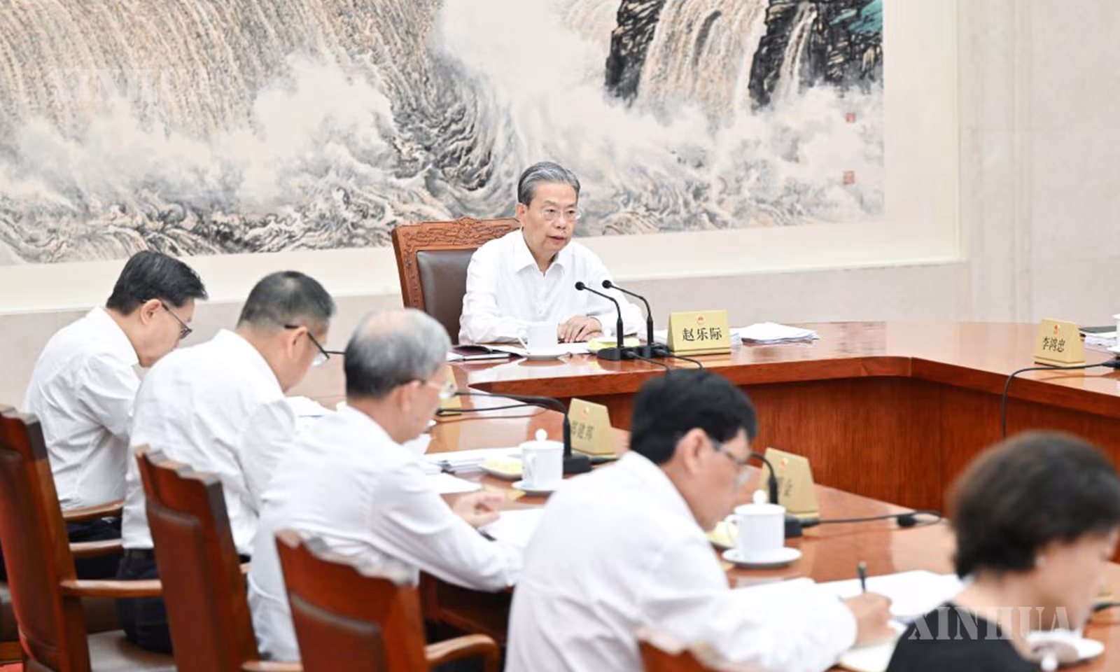 တရုတ်ပြည်လုံးဆိုင်ရာ ပြည်သူ့ကွန်ဂရက် (NPC) အမြဲတမ်းကော်မတီ ဥက္ကဋ္ဌ ကျောက်လဲ့ကျိ တရုတ်နိုင်ငံ မြို့တော်ပေကျင်းရှိ ပြည်သူ့ခန်းမဆောင်၌ ၁၄ ကြိမ်မြောက် NPC အမြဲတမ်းကော်မတီ၏ ၇၁ ကြိမ်မြောက် သဘာပတိများကောင်စီ အစည်းအဝေးအား သဘာပတိအဖြစ် ကြီးမှူးကျင်းပနေပုံကို ၂၀၂၆ ခုနှစ် ဩဂုတ် ၁၈ ရက်က တွေ့ရစဉ် (ဆင်ဟွာ)