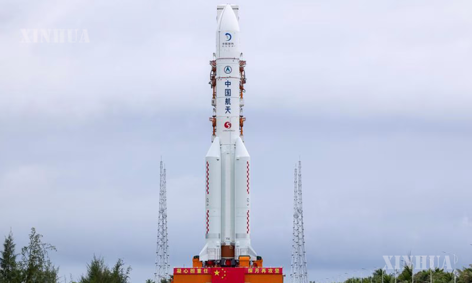 Chang'e-7 လစူးစမ်းလေ့လာရေးယာဉ် နှင့် Long March-5 Y14 သယ်ယူပို့ဆောင်ရေးဒုံးပျံ ပေါင်းစပ်ယာဉ်ကို တရုတ်နိုင်ငံတောင်ပိုင်း ဟိုင်နန်ပြည်နယ်ရှိ ဝန်ချန်းအာကာသယာဉ်လွှတ်တင်ရေးစခန်း၏ လွှတ်တင်ရေးဧရိယာသို့ ဒေါင်လိုက်ရွှေ့ပြောင်းပို့ဆောင်ခဲ့သည်ကို ၂၀၂၆ ခုနှစ် ဩဂုတ် ၁၉ ရက်က တွေ့ရစဉ် (ဆင်ဟွာ)