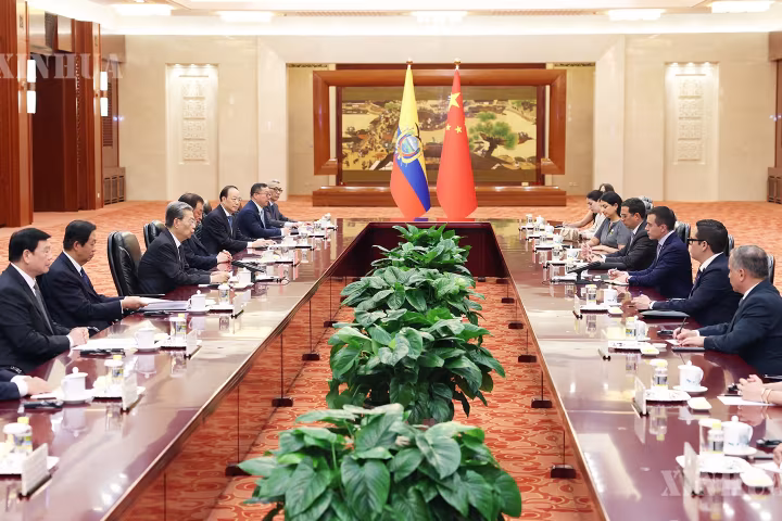 ကျောက်လဲ့ကျိနှင့် အီကွေဒေါနိုင်ငံ သမ္မတ Daniel Roy-Gilchrist Noboa Azín တွေ့ဆုံဆွေးနွေး