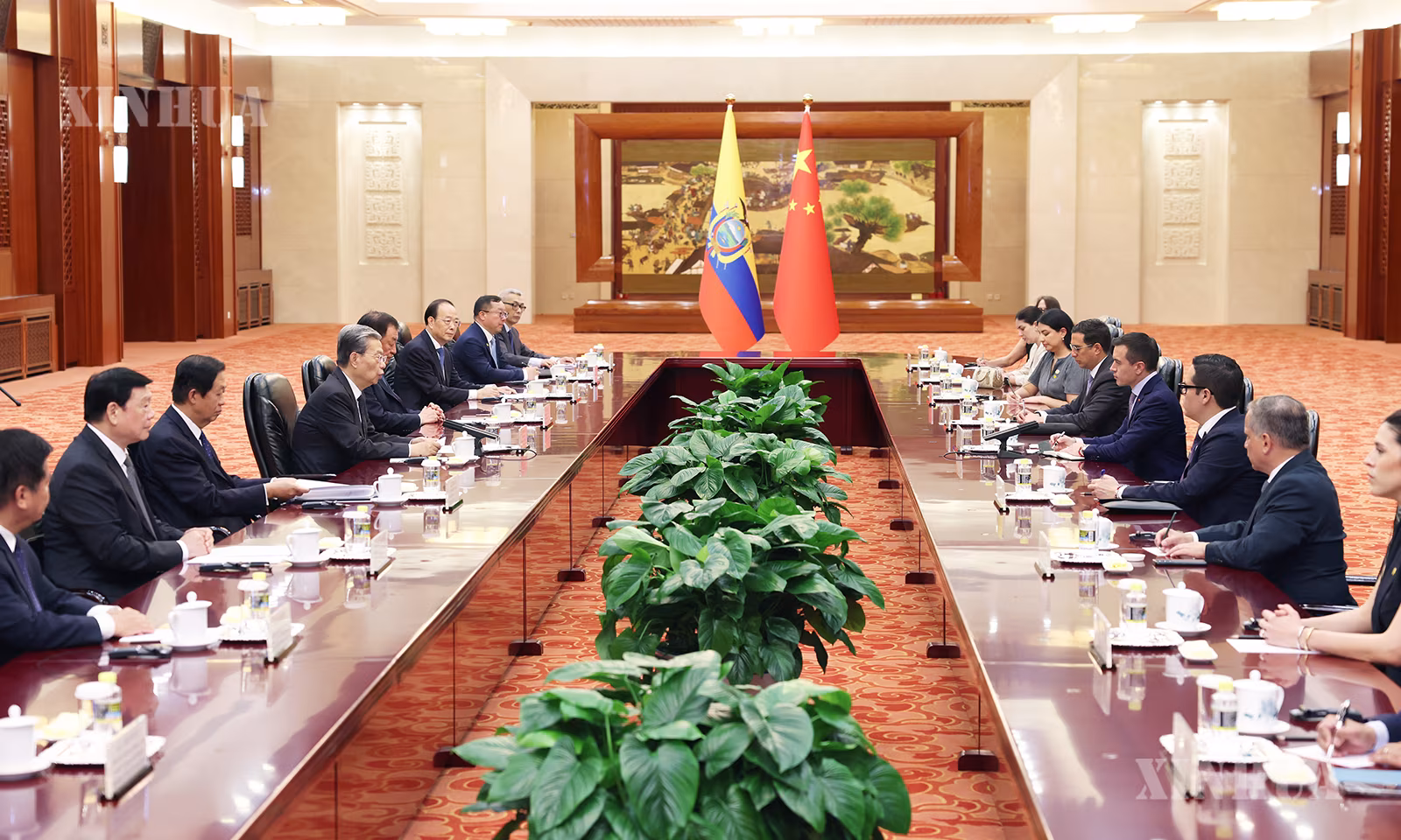 တရုတ်နိုင်ငံ ပေကျင်းမြို့၌ တရုတ်ပြည်လုံးဆိုင်ရာ ပြည်သူ့ကွန်ဂရက် (NPC) အမြဲတမ်းကော်မတီဥက္ကဋ္ဌ ကျောက်လဲ့ကျိနှင့် အီကွေဒေါနိုင်ငံ သမ္မတ Daniel Roy-Gilchrist Noboa Azín တို့ ၂၀၂၆ ခုနှစ် ဩဂုတ် ၁၉ ရက် နံနက်ပိုင်းက တွေ့ဆုံဆွေးနွေးစဉ် (ဆင်ဟွာ)