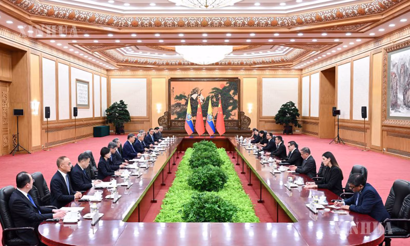 တရုတ်နိုင်ငံ သမ္မတ ရှီကျင့်ဖိန်နှင့် တရုတ်နိုင်ငံသို့ ခရီးစဉ်ရောက်ရှိလာသော အီကွေဒေါနိုင်ငံ သမ္မတ Daniel Roy-Gilchrist Noboa Azín မြို့တော် ပေကျင်းရှိ ပြည်သူ့ခန်းမဆောင်တွင် ၂၀၂၆ ခုနှစ် ဩဂုတ် ၁၈ ရက်က တွေ့ဆုံဆွေးနွေးနေစဉ် (ဆင်ဟွာ)