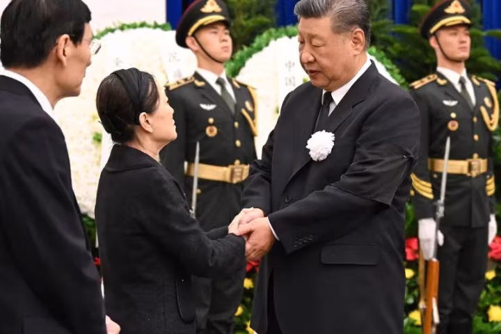 ရဲဘော် ကျူးရုန်ကျီး၏ ရုပ်ကလာပ်အား ပေကျင်းမြို့တွင် မီးသင်္ဂြိုဟ်၊ ရှီကျင့်ဖိန်နှင့်အတူ လီချန်၊ ကျောက်လဲ့ကျိ၊ ဝမ်ဟုနင်၊ ချိုက်ချီ၊ တင်းရွှဲရှန်၊ လီရှီး၊ ဟန်ကျိန့် တို့ ပါးပေါင်ဆန်းတော်လှန်ရေးဂူဗိမာန်၌ နှုတ်ဆက်ဂါရဝပြု