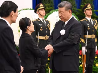 ရဲဘော် ကျူးရုန်ကျီး၏ ရုပ်ကလာပ်အား ပေကျင်းမြို့တွင် မီးသင်္ဂြိုဟ်၊ ရှီကျင့်ဖိန်နှင့်အတူ လီချန်၊ ကျောက်လဲ့ကျိ၊ ဝမ်ဟုနင်၊ ချိုက်ချီ၊ တင်းရွှဲရှန်၊ လီရှီး၊ ဟန်ကျိန့် တို့ ပါးပေါင်ဆန်းတော်လှန်ရေးဂူဗိမာန်၌ နှုတ်ဆက်ဂါရဝပြု