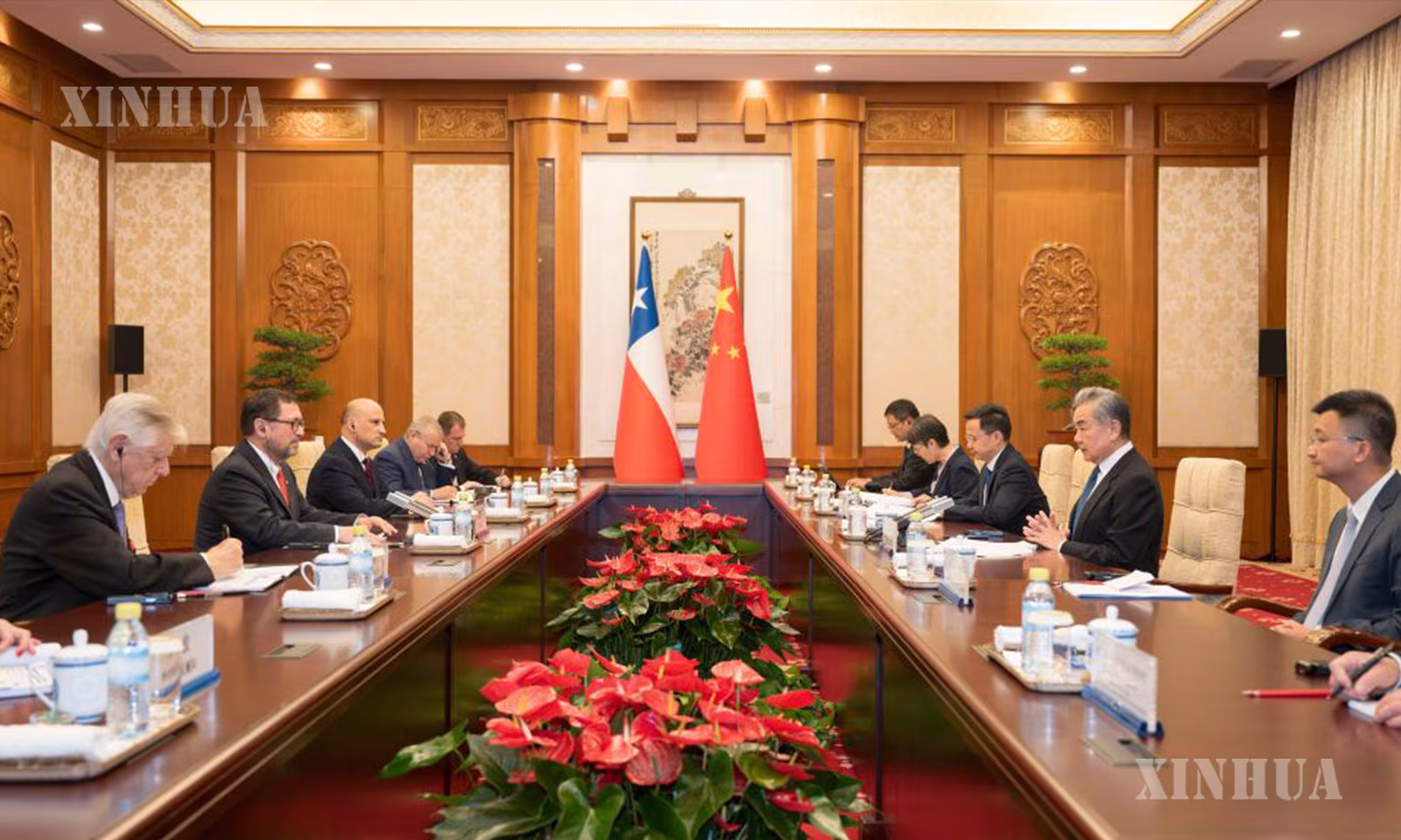 တရုတ်ကွန်မြူနစ်ပါတီ ဗဟိုကော်မတီ နိုင်ငံရေးဗျူရိုအဖွဲ့ဝင်၊ တရုတ်နိုင်ငံခြားရေးဝန်ကြီး ဝမ်ရိနှင့် ချီလီနိုင်ငံခြားရေးဝန်ကြီး ဖရန်ဆစ်စကို ပီရက်ဇ် မက်ကင်နာတို့ တရုတ်နိုင်ငံ မြို့တော်ပေကျင်း၌ ၂၀၂၆ ခုနှစ် ဩဂုတ် ၁၉ ရက်က တွေ့ဆုံဆွေးနွေးစဉ် (ဆင်ဟွာ)