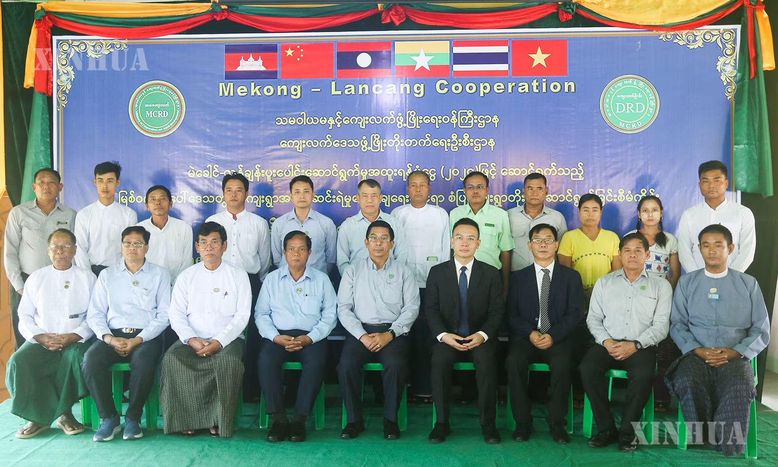 မြန်မာနိုင်ငံ ဧရာဝတီတိုင်းဒေသကြီး ညောင်တုန်းမြို့နယ်တွင် ပြုလုပ်သော လန်ချန်း-မဲခေါင်ပူးပေါင်းဆောင်ရွက်မှု (LMC) အထူးရန်ပုံငွေ ၂၀၂၄ ဖြင့် ဆောင်ရွက်သည့် ဆင်းရဲမှုလျှော့ချရေးဆိုင်ရာ စံပြကျေးရွာတိုးချဲ့ဆောင်ရွက်ခြင်းစီမံကိန်း ပြီးမြောက်အောင်မြင်ခြင်းအခမ်းအနားကို ၂၀၂၆ ခုနှစ် ဩဂုတ် ၂၀ ရက်က တွေ့ရစဉ် (ဆင်ဟွာ)