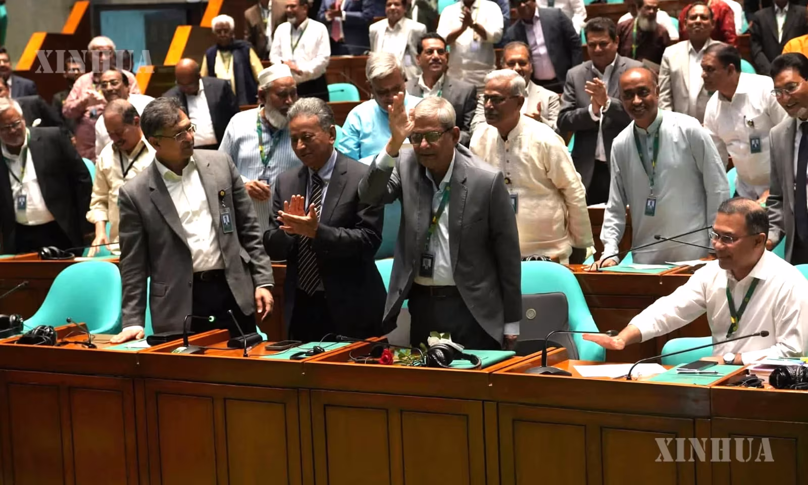 ဘင်္ဂလားဒေ့ရှ်နိုင်ငံ မြို့တော် ဒါကာရှိ အမျိုးသားလွှတ်တော် အဆောက်အအုံ၌ သမ္မတရွေးကောက်ပွဲ ပြီးစီးပြီးနောက် Mirza Fakhrul Islam Alamgir (ရှေ့တန်း၊ ယာဘက် ဒုတိယ) လက်ဝှေ့ယမ်း နှုတ်ဆက်နေပုံကို ၂၀၂၆ခုနှစ် သြဂုတ် ၂၀ ရက်က တွေ့ ရစဉ် (ဆင်ဟွာ)
