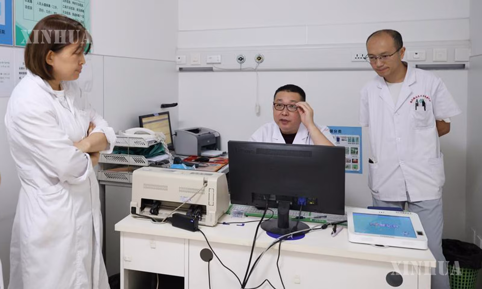 တရုတ်နိုင်ငံ မြောက်ပိုင်း ထျန်းကျင်းမြို့ရှိ ထျန်းကျင်း ရှီးချင်းဆေးရုံ၌ လေ့လာရေးအစီအစဉ်တစ်ခုတွင် ဆရာဝန်များနှင့် ဆက်သွယ်ပြောဆိုနေသော မာချောင်း(အလယ်) ကို ၂၀၂၆ ခုနှစ် ဩဂုတ် ၁၈ ရက်က တွေ့ရစဉ် (ဆင်ဟွာ)