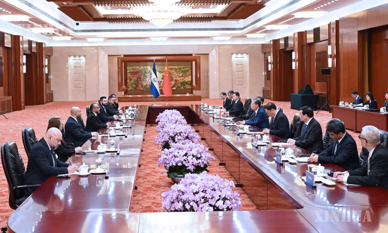 တရုတ်ပြည်လုံးဆိုင်ရာ ပြည်သူ့ကွန်ဂရက် (NPC) အမြဲတမ်းကော်မတီ ဥက္ကဋ္ဌ ကျောက်လဲ့ကျိနှင့် အယ်လ်ဆာဗေးဒိုးနိုင်ငံ ဥပဒေပြုလွှတ်တော် ဥက္ကဋ္ဌ Ernesto Castro တို့ တရုတ်နိုင်ငံ မြို့တော်ပေကျင်းရှိ ပြည်သူ့ခန်းမဆောင်တွင် ၂၀၂၆ ခုနှစ် ဩဂုတ် ၂၀ ရက်က တွေ့ဆုံဆွေးနွေးစဉ် (ဆင်ဟွာ)