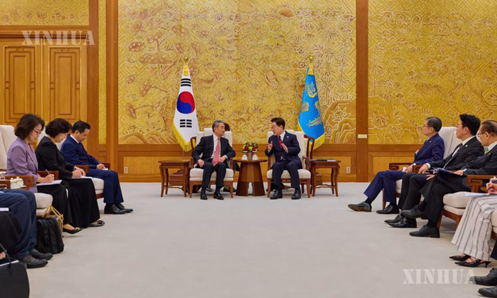 တောင်ကိုရီးယားနိုင်ငံ သမ္မတ လီဂျေမြောင်နှင့် တရုတ်ကွန်မြူနစ်ပါတီ ဗဟိုကော်မတီ နိုင်ငံရေးဗျူရိုအဖွဲ့ဝင်၊ နိုင်ငံခြားရေးဝန်ကြီး ဝမ်ရိ တို့ ၂၀၂၆ ခုနှစ် ဩဂုတ် ၂၀ ရက်တွင် တောင်ကိုရီးယားနိုင်ငံ ဆိုးလ်မြို့ရှိ အိမ်ပြာတော်၌ တွေ့ဆုံဆွေးနွေးစဉ် (ဆင်ဟွာ)