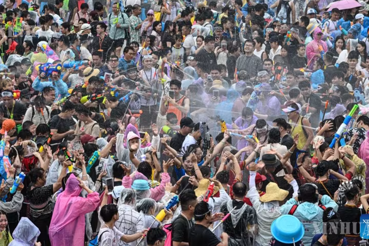 တရုတ်နိုင်ငံ ဟိုင်နန်ပြည်နယ် ပေါင်ထျင်းတွင် ရေသဘင်ပွဲတော် ကျင်းပ