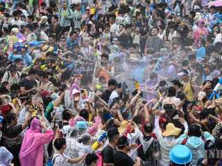 တရုတ်နိုင်ငံ ဟိုင်နန်ပြည်နယ် ပေါင်ထျင်းတွင် ရေသဘင်ပွဲတော် ကျင်းပ