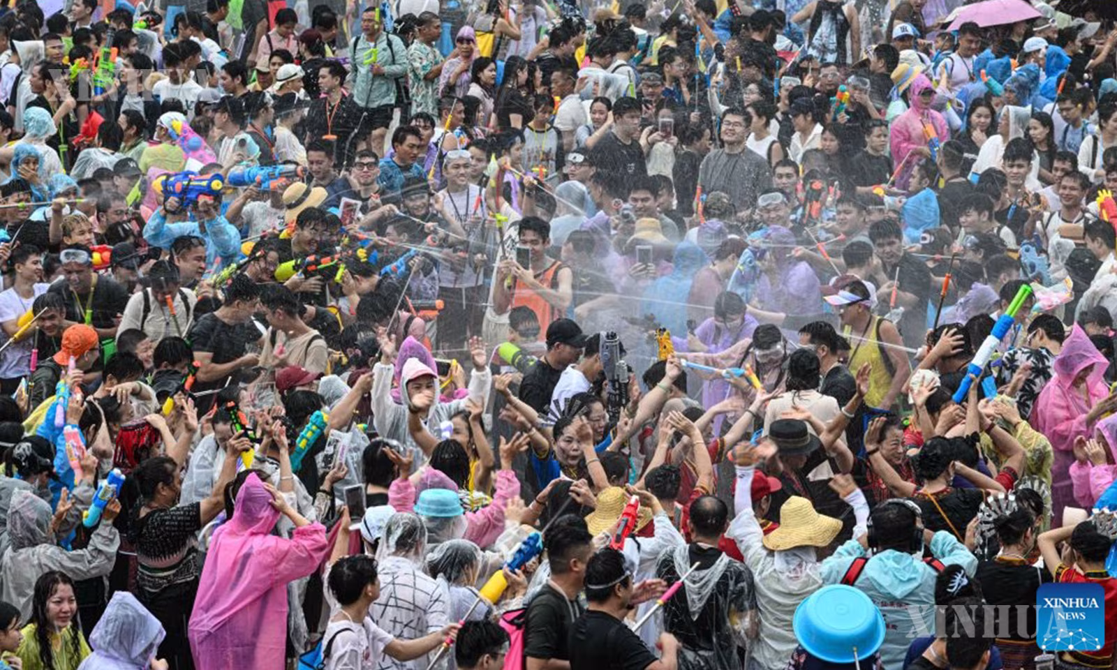 တရုတ်နိုင်ငံ တောင်ပိုင်း ဟိုင်နန်ပြည်နယ် ပေါင်ထျင်း လီနှင့် မြောင်လူမျိုး ကိုယ်ပိုင်အုပ်ချုပ်ခွင့်ရခရိုင်တွင် ရေသဘင်ပွဲတော် ဆင်နွှဲကြသူများကို ၂၀၂၆ ခုနှစ် ဩဂုတ် ၁၉ ရက်က တွေ့ရစဉ် (ဆင်ဟွာ)