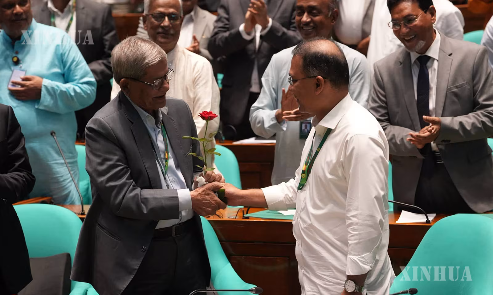 ဘင်္ဂလားဒေ့ရှ်နိုင်ငံ မြို့တော် ဒါကာမြို့ရှိ အမျိုးသားလွှတ်တော် အဆောက်အအုံ၌ Mirza Fakhrul Islam Alamgir (ဝဲ) က သမ္မတရွေးကောက်ပွဲပြီးဆုံးပြီးနောက် ဂုဏ်ပြုခြင်းအား လက်ခံနေသည်ကို ၂၀၂၆ ခုနှစ် ဩဂုတ် ၂၀ ရက်က တွေ့ရစဉ် (ဆင်ဟွာ)