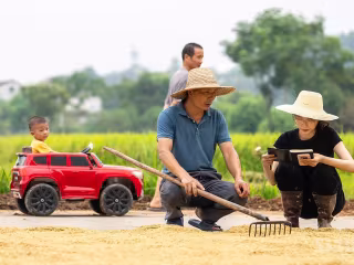 တုန့်ထိန်ရေကန် စပါးခင်းများကြားမှ “၂၀၀၀ ပြည့်လွန်နှစ်ဖွား” စိုက်ပျိုးရေး နည်းပညာရှင်