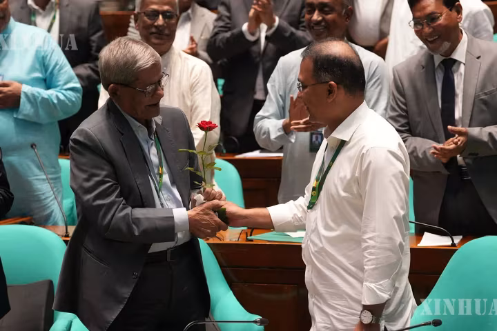 ဘင်္ဂလားဒေ့ရှ်နိုင်ငံ သမ္မတအသစ် Mirza Fakhrul Islam Alamgir ကျမ်းသစ္စာကျိန်ဆို၍ စတင်တာဝန်ထမ်းဆောင်