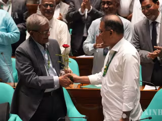 ဘင်္ဂလားဒေ့ရှ်နိုင်ငံ သမ္မတအသစ် Mirza Fakhrul Islam Alamgir ကျမ်းသစ္စာကျိန်ဆို၍ စတင်တာဝန်ထမ်းဆောင်