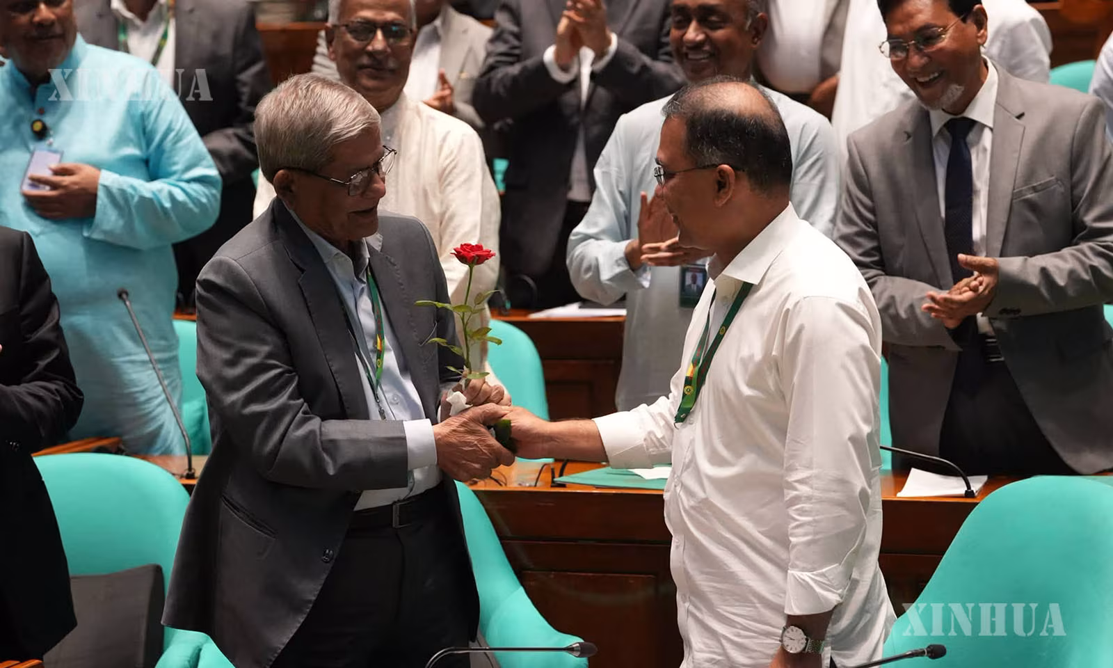 ဘင်္ဂလားဒေ့ရှ်နိုင်ငံ မြို့တော် ဒါကာမြို့ရှိ အမျိုးသားလွှတ်တော် အဆောက်အအုံ၌ သမ္မတရွေးကောက်ပွဲပြီးဆုံးပြီးနောက် Mirza Fakhrul Islam Alamgir (ဝဲ) အား ဂုဏ်ပြုနှုတ်ဆက်နေကြသည်ကို ၂၀၂၆ ခုနှစ် ဩဂုတ် ၂၀ ရက်က တွေ့ရစဉ် (ဆင်ဟွာ)