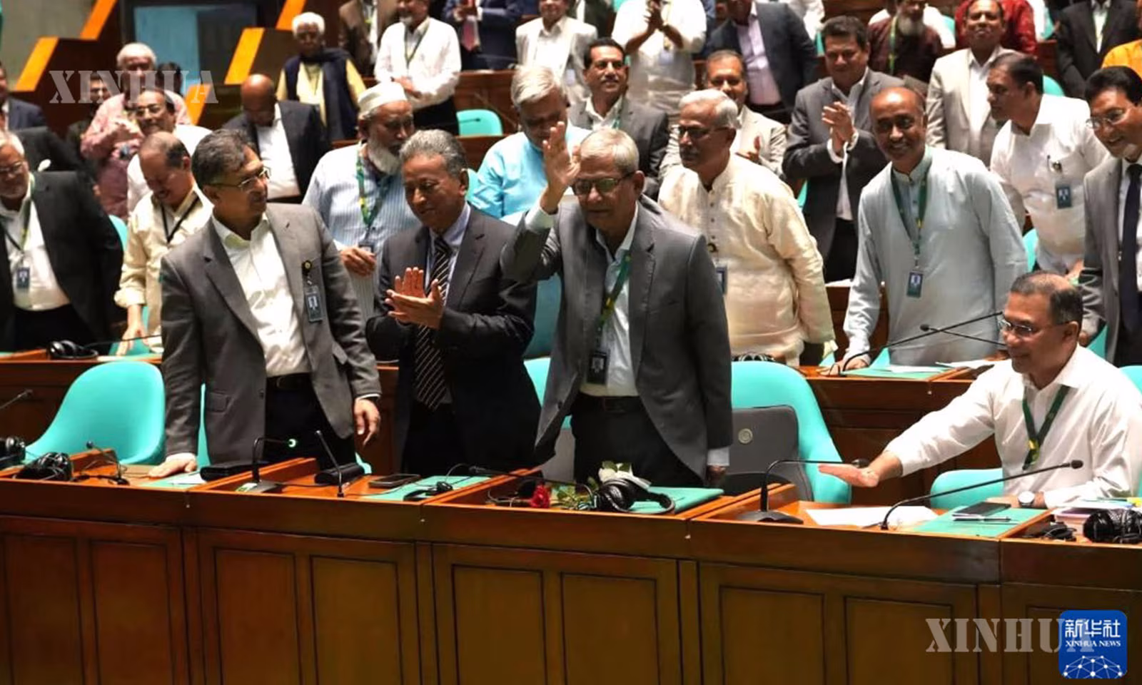 ဘင်္ဂလားဒေ့ရှ်နိုင်ငံ မြို့တော် ဒါကာရှိ အမျိုးသားလွှတ်တော် အဆောက်အအုံ၌ သမ္မတရွေးကောက်ပွဲ ပြီးစီးပြီးနောက် Mirza Fakhrul Islam Alamgir (ရှေ့တန်း၊ ယာဘက် ဒုတိယမြောက်) လက်ဝှေ့ယမ်း နှုတ်ဆက်နေပုံကို ၂၀၂၆ခုနှစ်  သြဂုတ် ၂၀ ရက်ကတွေ့ ရစဉ် (ဆင်ဟွာ)