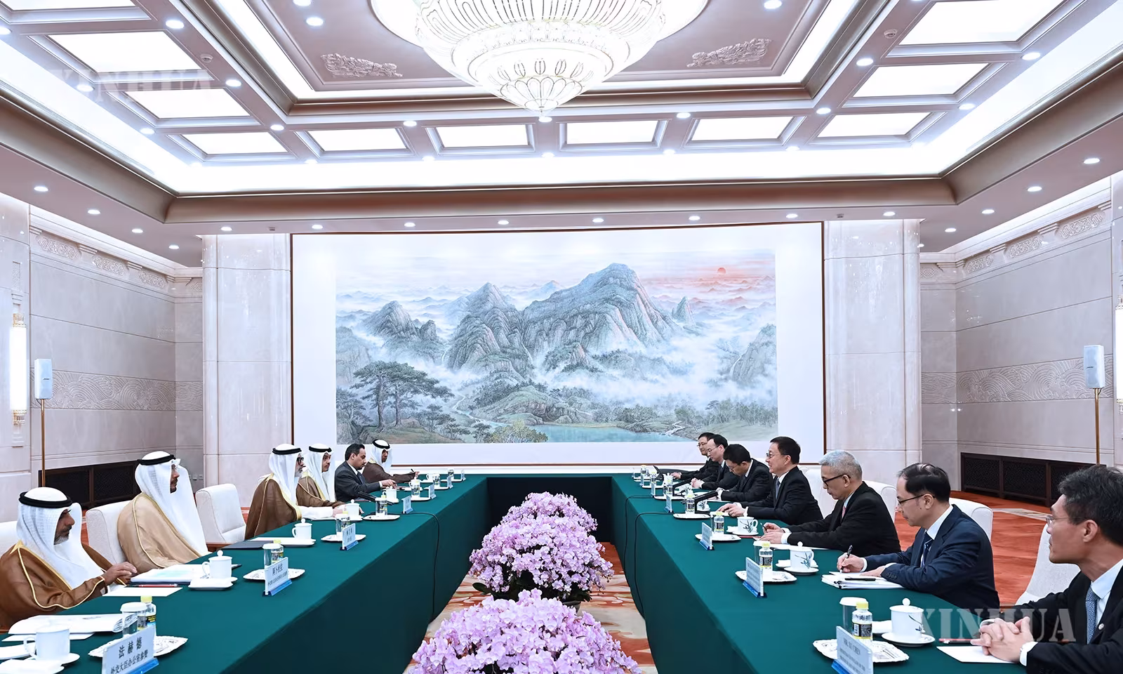 တရုတ်နိုင်ငံ ပေကျင်းမြို့တွင် တရုတ်နိုင်ငံ ဒုတိယသမ္မတ ဟန်ကျိန့်နှင့် ကူဝိတ်နိုင်ငံခြားရေးဝန်ကြီး Sheikh Jarrah Jaber Al-Ahmad Al-Sabah တို့ ၂၀၂၆ ခုနှစ် ဩဂုတ် ၂၄ ရက်က တွေ့ဆုံစဉ် (ဆင်ဟွာ)