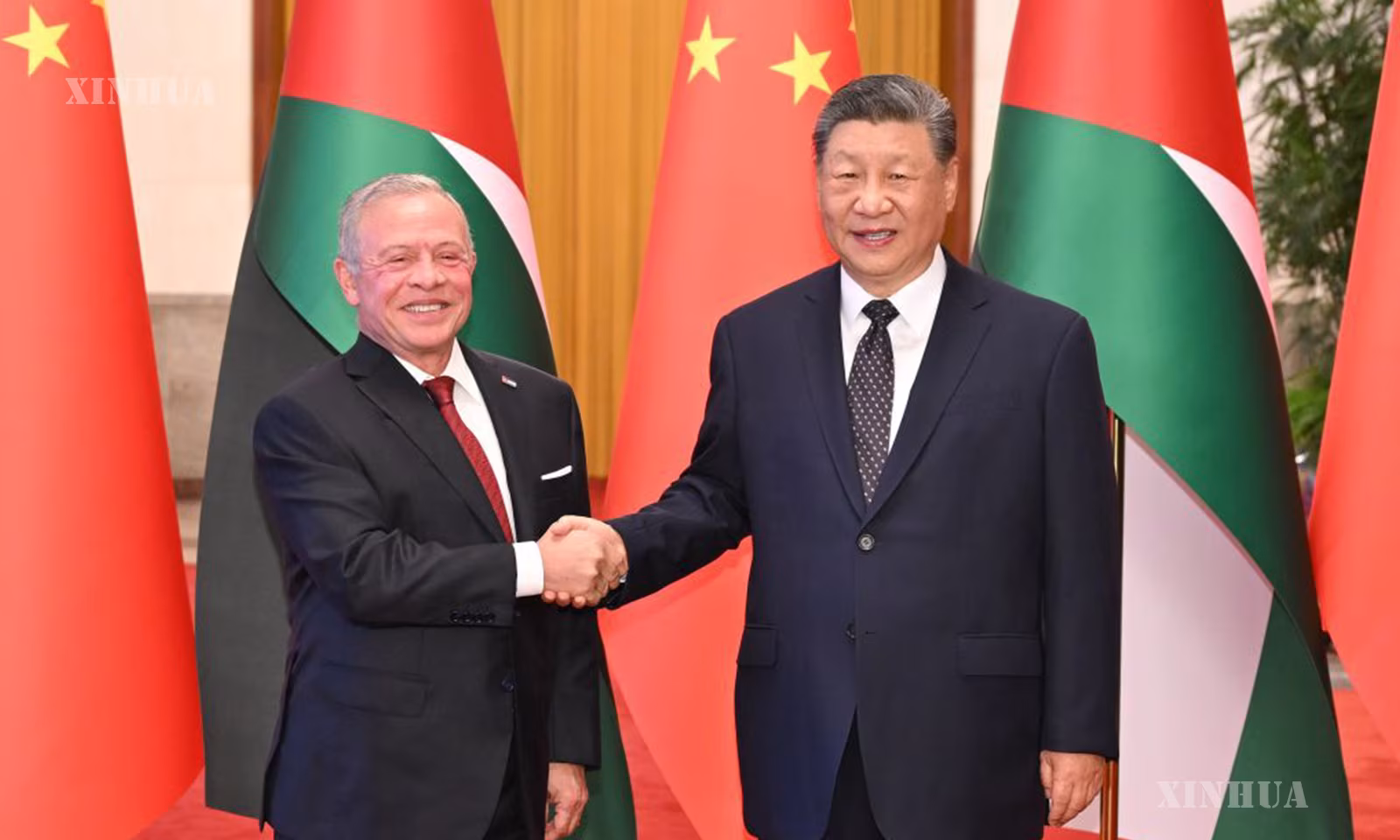 တရုတ်နိုင်ငံ သမ္မတ ရှီကျင့်ဖိန် တရုတ်နိုင်ငံသို့ နိုင်ငံတော်ခရီးစဉ်အဖြစ် ရောက်ရှိနေသော ဂျော်ဒန်နိုင်ငံဘုရင် အဗ္ဗဒူလာ ၂ အီဘင် အယ်လ်ဟူစိန်နှင့် မြို့တော်ပေကျင်းရှိ ပြည်သူ့ခန်းမဆောင်၌ တွေ့ဆုံဆွေးနွေးနေပုံကို ၂၀၂၆ ခုနှစ် ဩဂုတ် ၂၄ ရက်က တွေ့ရစဉ် (ဆင်ဟွာ)
