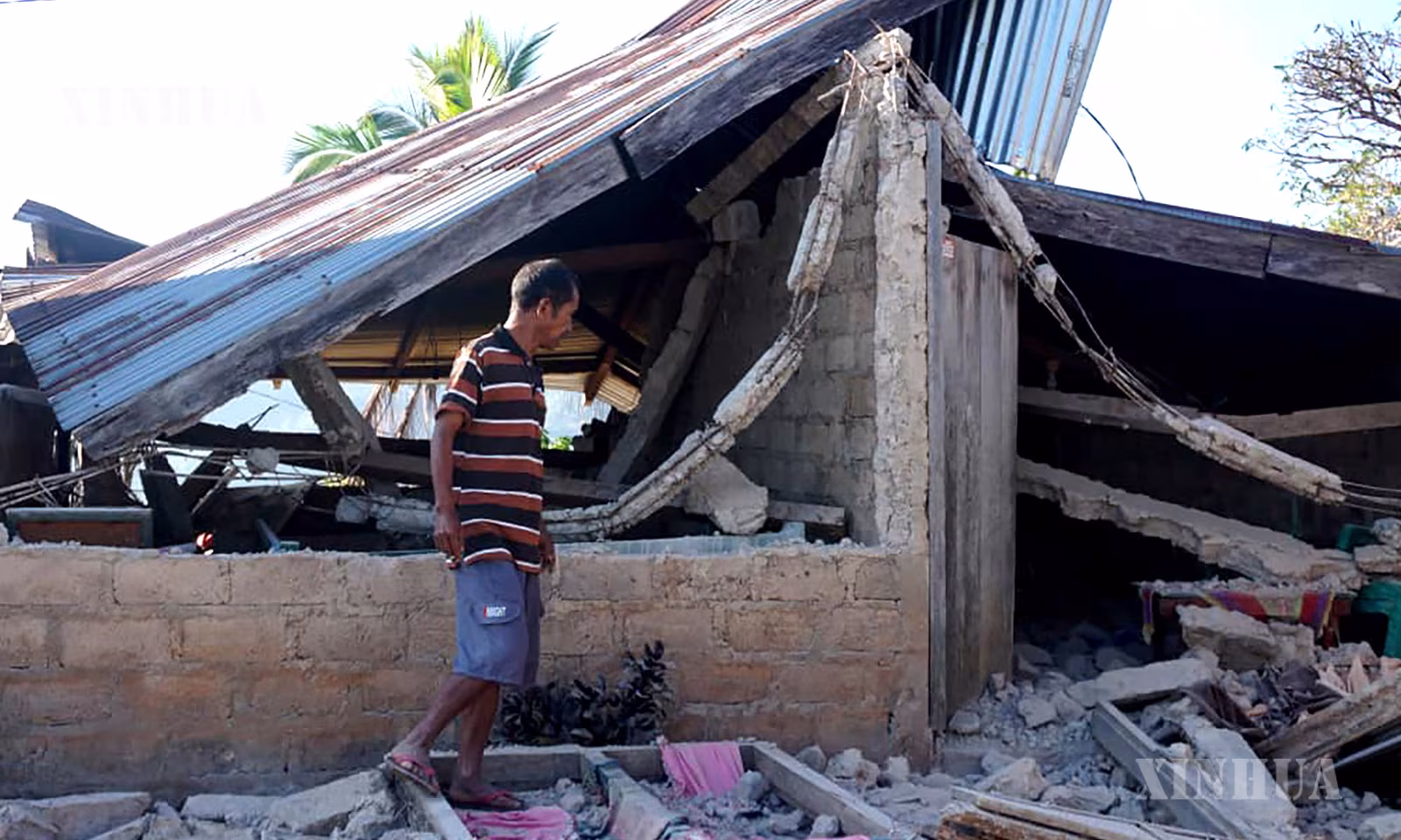 အင်ဒိုနီးရှားနိုင်ငံ ဖလောရက်စ်ကျွန်းတွင် ငလျင်အတွင်း ပျက်စီးသွားသောနေအိမ်အား စစ်ဆေးကြည့်ရှုနေသည့် အမျိုးသားတစ်ဦးကို ၂၀၂၆ ခုနှစ် ဩဂုတ် ၁၅ ရက်က တွေ့ရစဉ် (ဆင်ဟွာ)