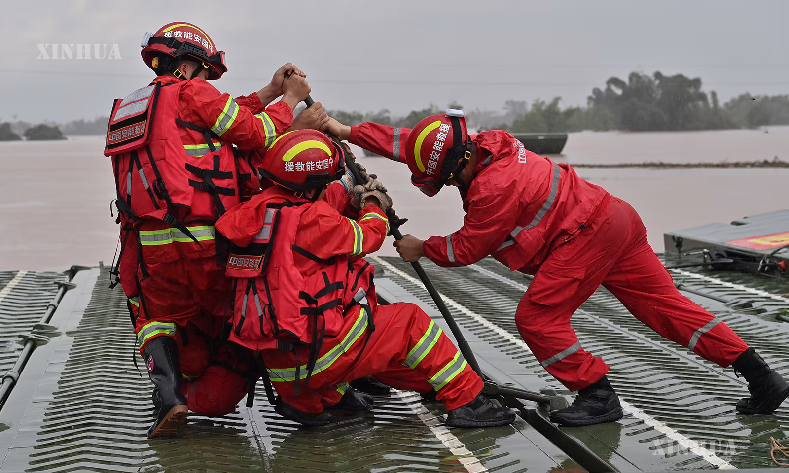 တရုတ်နိုင်ငံ ကွမ်ရှီး (ကျွမ့်) ကိုယ်ပိုင်အုပ်ချုပ်ခွင့်ရဒေသ ချုံကျော်မြို့ နင်မင်ခရိုင် ပေကျန်းကျေးရွာစုတွင် ကယ်ဆယ်ရေးသမားများက စက်တပ် ရေပေါ်ဖောင်တံတား တပ်ဆင်နေသည်ကို ၂၀၂၆ ခုနှစ် ဩဂုတ် ၂၄ ရက်က တွေ့ရစဉ် (ဆင်ဟွာ)