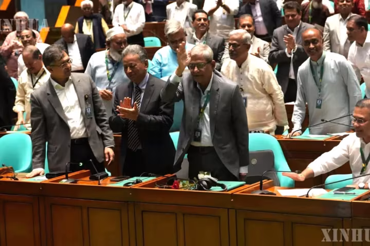 တရုတ်နိုင်ငံ သမ္မတ ရှီကျင့်ဖိန်က ဘင်္ဂလားဒေ့ရှ်နိုင်ငံ သမ္မတအဖြစ် Alamgir တာဝန်ထမ်းဆောင်ခြင်းအတွက် ဝမ်းမြောက်ကြောင်း ဂုဏ်ပြုသဝဏ်လွှာ ပေးပို့
