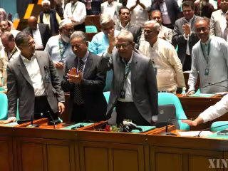 တရုတ်နိုင်ငံ သမ္မတ ရှီကျင့်ဖိန်က ဘင်္ဂလားဒေ့ရှ်နိုင်ငံ သမ္မတအဖြစ် Alamgir တာဝန်ထမ်းဆောင်ခြင်းအတွက် ဝမ်းမြောက်ကြောင်း ဂုဏ်ပြုသဝဏ်လွှာ ပေးပို့