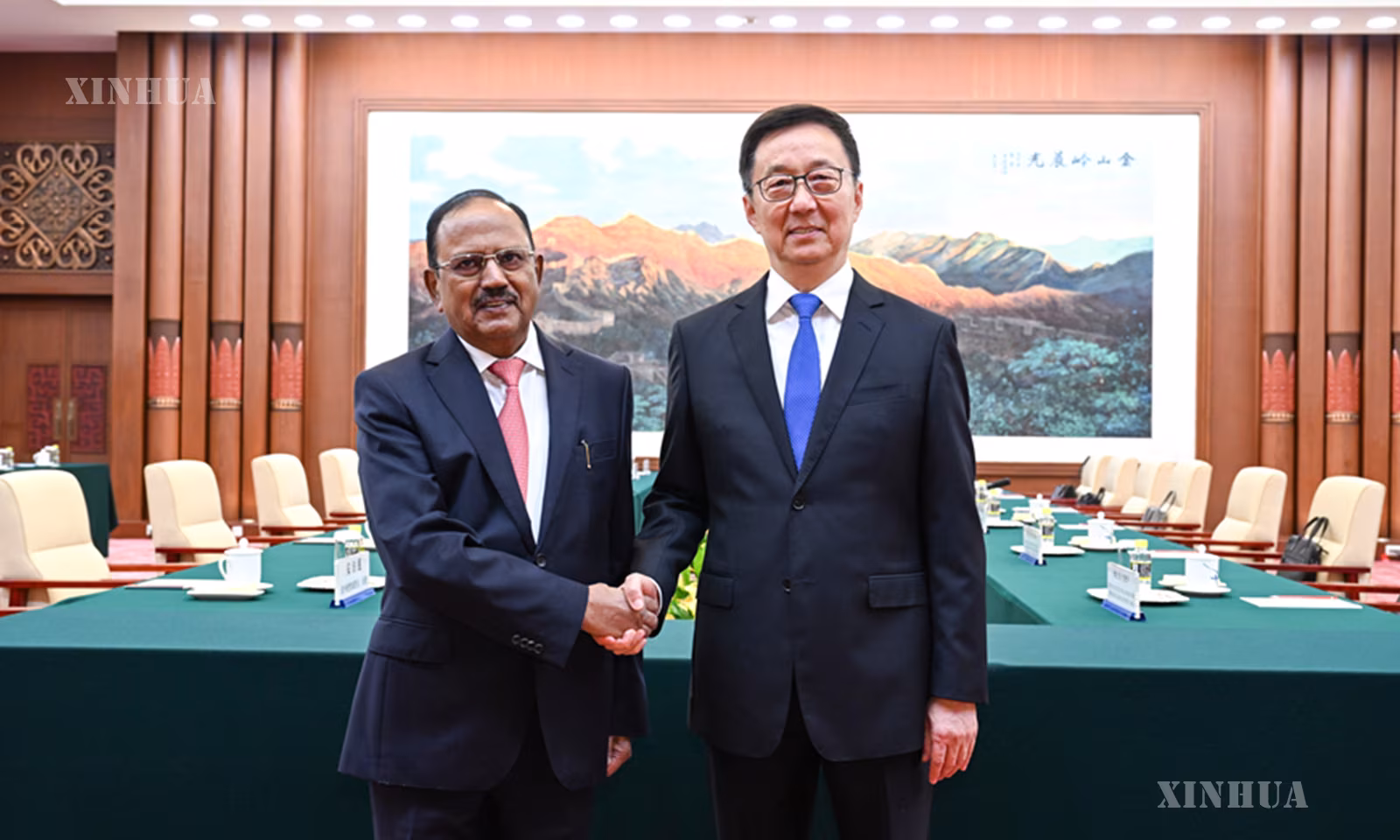 တရုတ်နိုင်ငံ ပေကျင်းမြို့၌ တရုတ်နိုင်ငံ ဒုတိယသမ္မတ ဟန်ကျိန့်နှင့် အိန္ဒိယအမျိုးသားလုံခြုံရေးအကြံပေး၊ တရုတ်-အိန္ဒိယ နယ်နိမိတ်အရေး အိန္ဒိယဘက် အထူးကိုယ်စားလှယ် Ajit Doval တို့ ၂၀၂၆ ခုနှစ် ဩဂုတ် ၂၅ ရက်က တွေ့ဆုံဆွေးနွေးစဉ် (ဆင်ဟွာ)