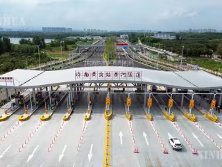 တရုတ်နိုင်ငံ ဆန်းတုန်းပြည်နယ် ကျီနန်မြို့တွင် မြစ်ဝါမြစ်ဖြတ်ကျော် ဥမင်သစ်ကို အများပြည်သူဖြတ်သန်းသွားလာရန် ဖွင့်လှစ်
