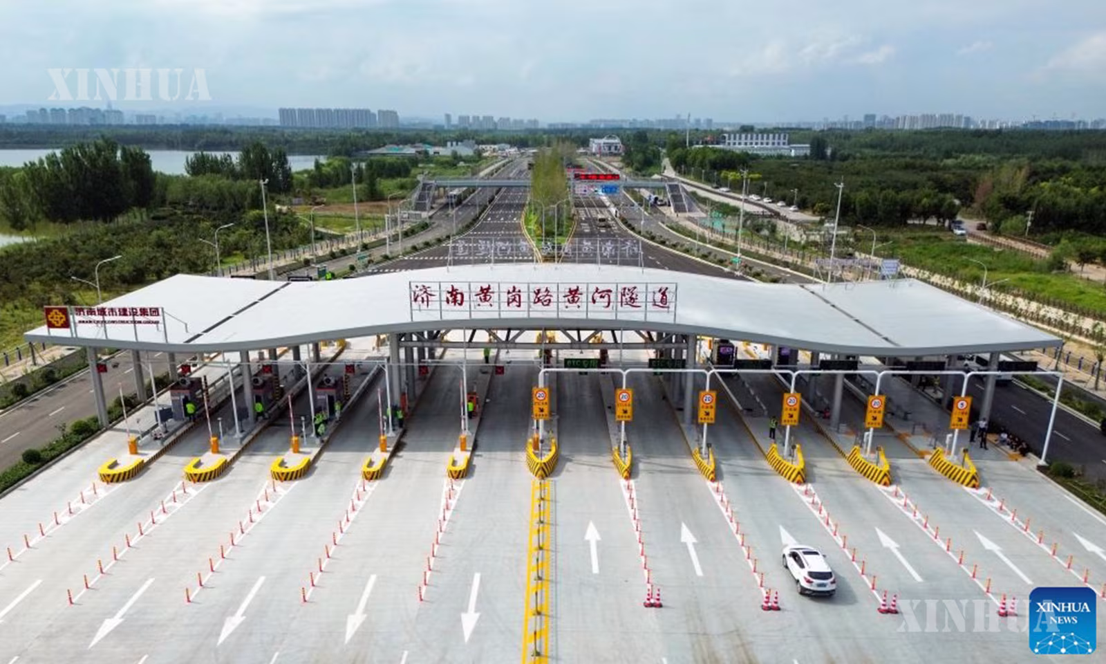 တရုတ်နိုင်ငံ အရှေ့ပိုင်း ဆန်းတုန်းပြည်နယ် ကျီနန်မြို့တွင် မြစ်ဝါမြစ်ဖြတ်ကျော် ဥမင်အတွင်း ဝင်ရောက်လာသော မော်တော်ယာဉ်များကို ၂၀၂၆ ခုနှစ် ဩဂုတ် ၂၅ ရက်က တွေ့ရစဉ် (ဆင်ဟွာ)