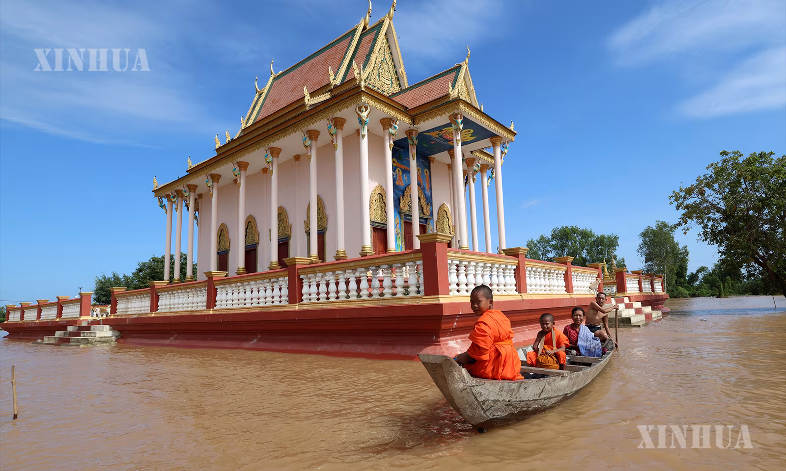 ကမ္ဘောဒီးယားနိုင်ငံ ကရက်တစ်ပြည်နယ် ဘုန်းကြီးကျောင်းတစ်ကျောင်းတွင် ကိုရင်များ အပါအဝင် လှေဖြင့်သွားလာနေသူများကို ၂၀၂၆ ခုနှစ် ဩဂုတ် ၂၅ ရက်က တွေ့ရစဉ် (ဆင်ဟွာ)