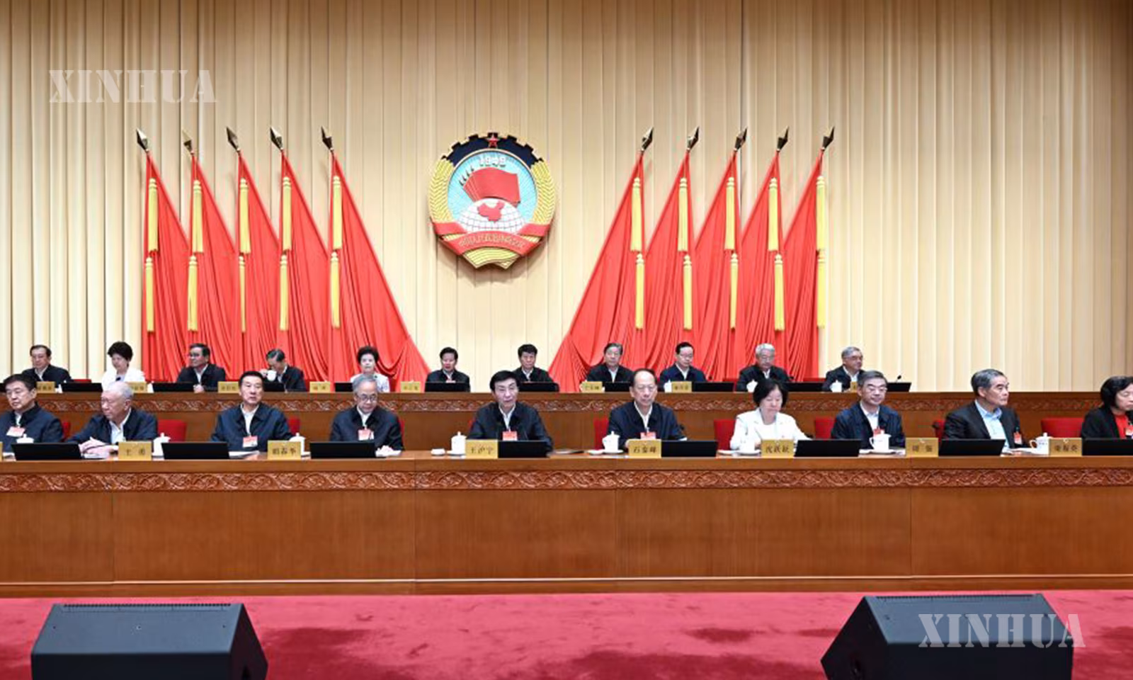 တရုတ်နိုင်ငံ ပေကျင်းမြို့တွင် ကျင်းပသော ၁၄ ကြိမ်မြောက် တရုတ်ပြည်သူ့နိုင်ငံရေးအတိုင်ပင်ခံကွန်ဖရင့် (CPPCC) အမျိုးသားကော်မတီ ၁၈ ကြိမ်မြောက် အမြဲတမ်းကော်မတီအစည်းအဝေး ပိတ်ပွဲအခမ်းအနား၌ သဘာပတိပြုလုပ်၍ မိန့်ခွန်းပြောကြားနေသည့် တရုတ်ကွန်မြူနစ်ပါတီ (CPC) ဗဟိုကော်မတီ နိုင်ငံရေးဗျူရို အမြဲတမ်းကော်မတီဝင်၊ CPPCC ပြည်လုံးဆိုင်ရာကော်မတီဥက္ကဋ္ဌ ဝမ်ဟုနင်ကို ၂၀၂၆ ခုနှစ် ဩဂုတ် ၂၆ ရက်က တွေ့ရစဉ် (ဆင်ဟွာ)