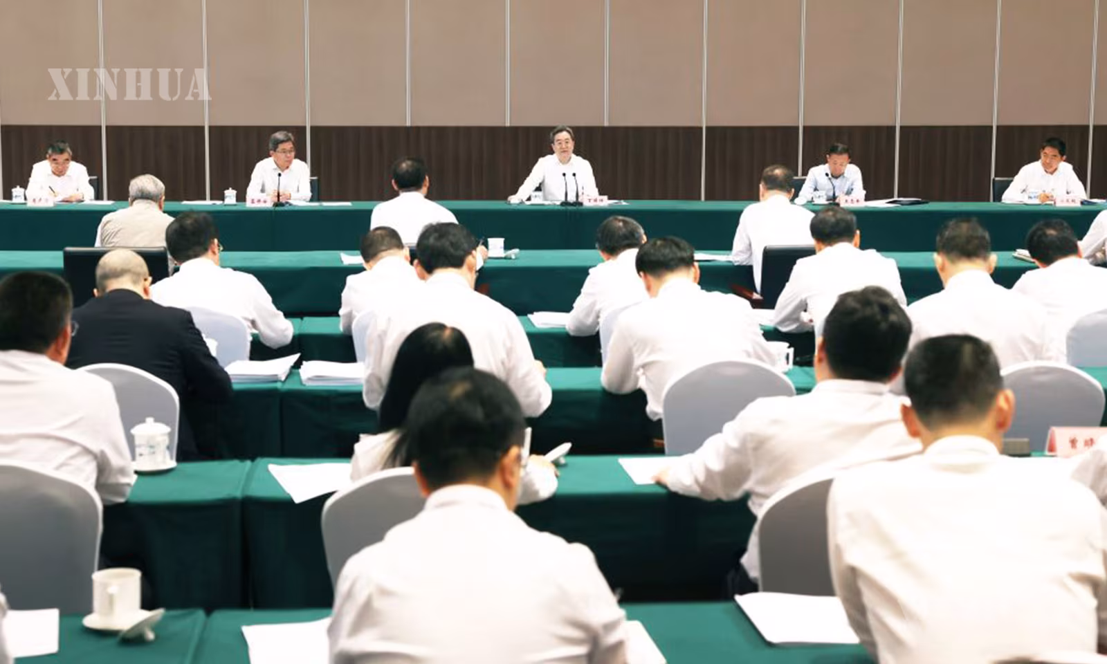 တရုတ်နိုင်ငံ အရှေ့ပိုင်း အန်းဟွေးပြည်နယ် မြို့တော်ဟဲဖေတွင် ကျင်းပသော သိပ္ပံနည်းကျ ဘဏ္ဍာရေးစီမံခန့်ခွဲမှုအတွက် စမ်းသပ်အစီအစဉ်များဆိုင်ရာ ဆွေးနွေးပွဲ၌ မိန့်ခွန်းပြောကြားနေသည့် တရုတ်ကွန်မြူနစ်ပါတီ ဗဟိုကော်မတီ နိုင်ငံရေးဗျူရို အမြဲတမ်းကော်မတီဝင်၊ တရုတ်နိုင်ငံ ဒုတိယဝန်ကြီးချုပ် တင်းရွှဲရှန်ကို ၂၀၂၆ ခုနှစ် ဩဂုတ် ၂၆ ရက်က တွေ့ရစဉ် (ဆင်ဟွာ)