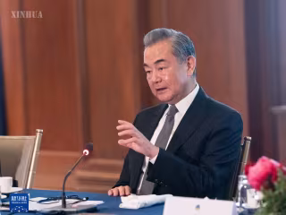 ဝမ်ရိနှင့် တရုတ်နိုင်ငံဆိုင်ရာ အမေရိကန်သံအမတ် David Perdue တွေ့ဆုံဆွေးနွေး