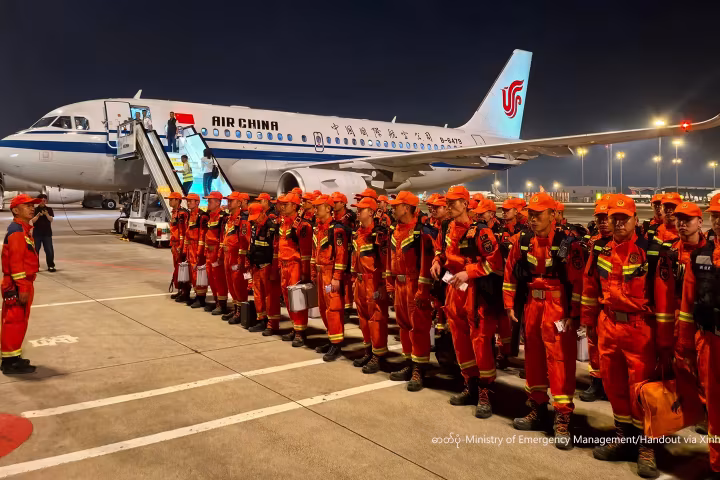 တရုတ်ကယ်ဆယ်ရေးအဖွဲ့ ရစ်ခါကျယ်မြို့သို့ ရောက်ရှိကာ ရှီးဇန့်ဒေသ ကျီလုန်ခရိုင် ရွှံ့နွံပြိုကျမှု ကယ်ဆယ်ရေးတွင် ကူညီအားဖြည့်