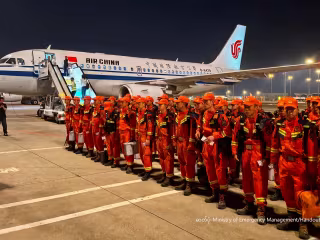 တရုတ်ကယ်ဆယ်ရေးအဖွဲ့ ရစ်ခါကျယ်မြို့သို့ ရောက်ရှိကာ ရှီးဇန့်ဒေသ ကျီလုန်ခရိုင် ရွှံ့နွံပြိုကျမှု ကယ်ဆယ်ရေးတွင် ကူညီအားဖြည့်