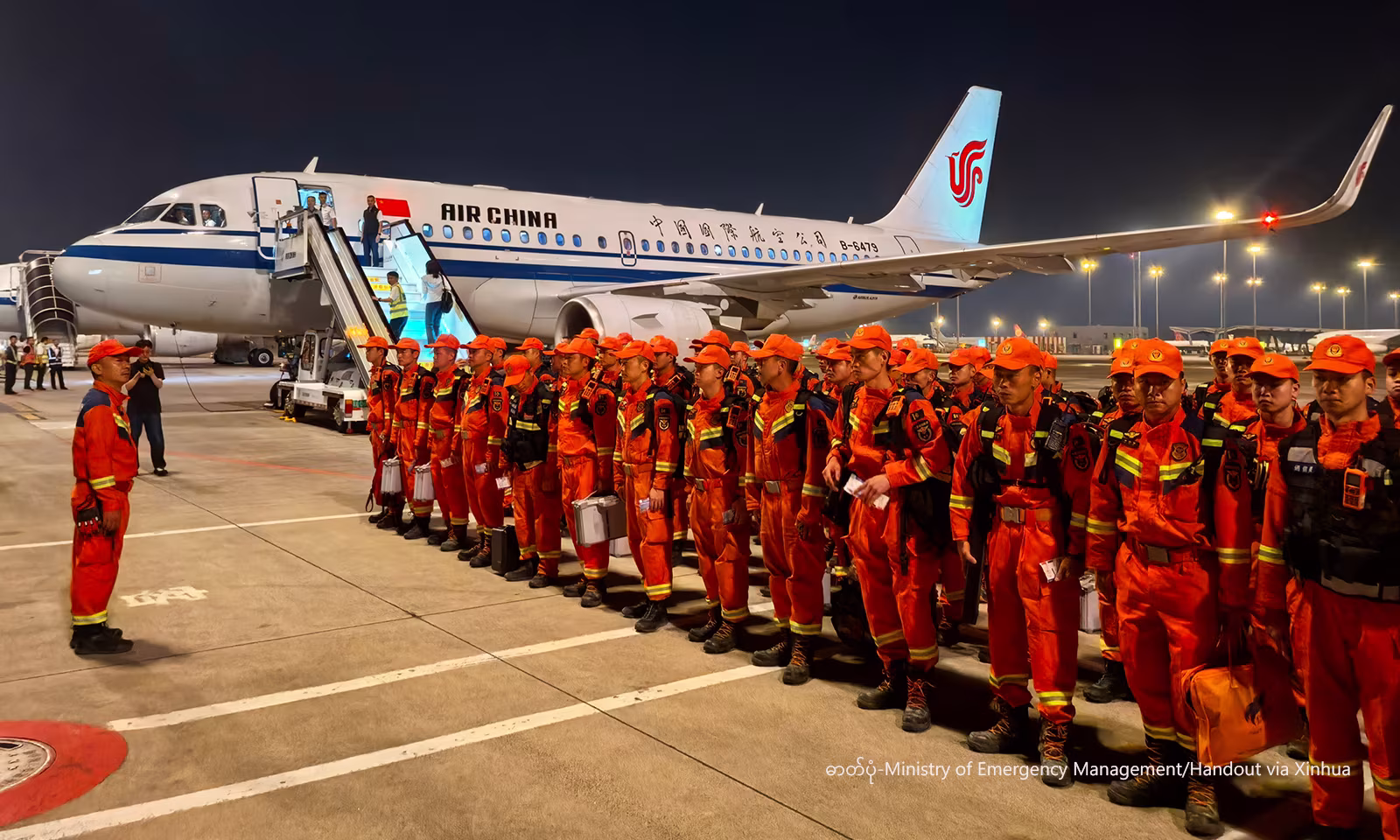 တရုတ်နိုင်ငံ အရေးပေါ်စီမံခန့်ခွဲမှုဝန်ကြီးဌာနနှင့် နိုင်ငံတော် မီးသတ်ကယ်ဆယ်ရေးဌာနတို့က ၂၀၂၆ ခုနှစ် ဩဂုတ် ၂၇ ရက် နံနက်အစောပိုင်းတွင် တရုတ်ကယ်ဆယ်ရေးအဖွဲ့မှ မီးသတ်နှင့် ကယ်ဆယ်ရေးတပ်ဖွဲ့ဝင် ၁၁၁ ဦးကို စေလွှတ်ခဲ့ရာ တရုတ်နိုင်ငံ စီချွမ်းပြည်နယ် ချိန်တူး စွမ်းလျိုလေဆိပ်တွင် စုစည်းကာ ဘေးဒဏ်သင့်ဒေသသို့ ထွက်ခွာရန် ပြင်ဆင်နေသည်ကို တွေ့ရစဉ် (ဓာတ်ပုံ- Ministry of Emergency Management/Handout via Xinhua)